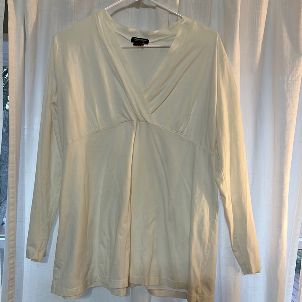 Lightweight v neck long sleeve Eddie Bauer top. XL